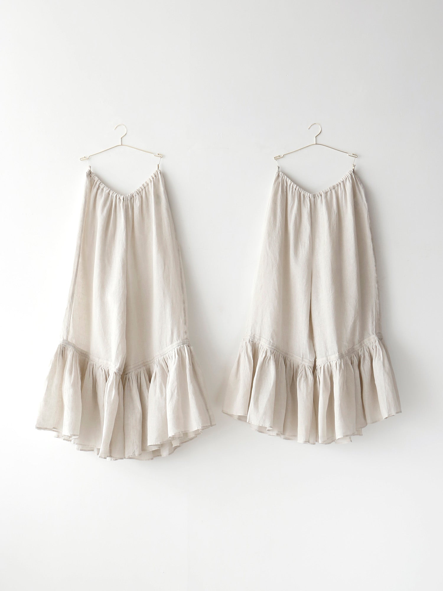 左：HÉRNI No.14 ペチパンツ ロング<br>
右：HÉRNI No.14 ペチパンツ