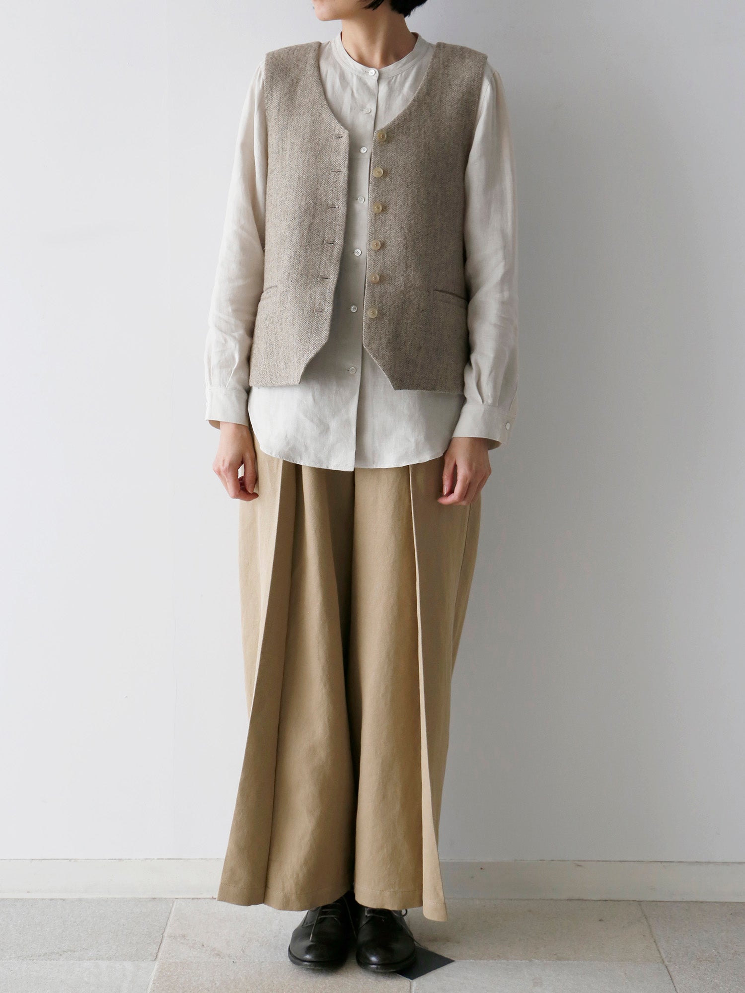 ブラウス：ボドワン、パンツ：コリー（身長166cm）