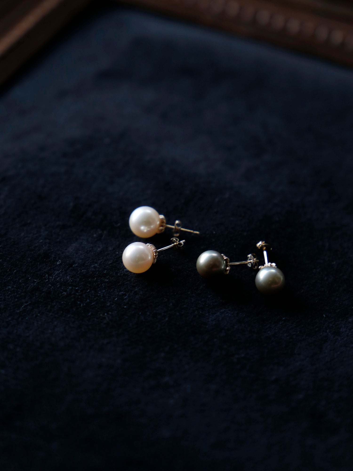 左：アコヤWHITE<br>右：南洋パールGRAY