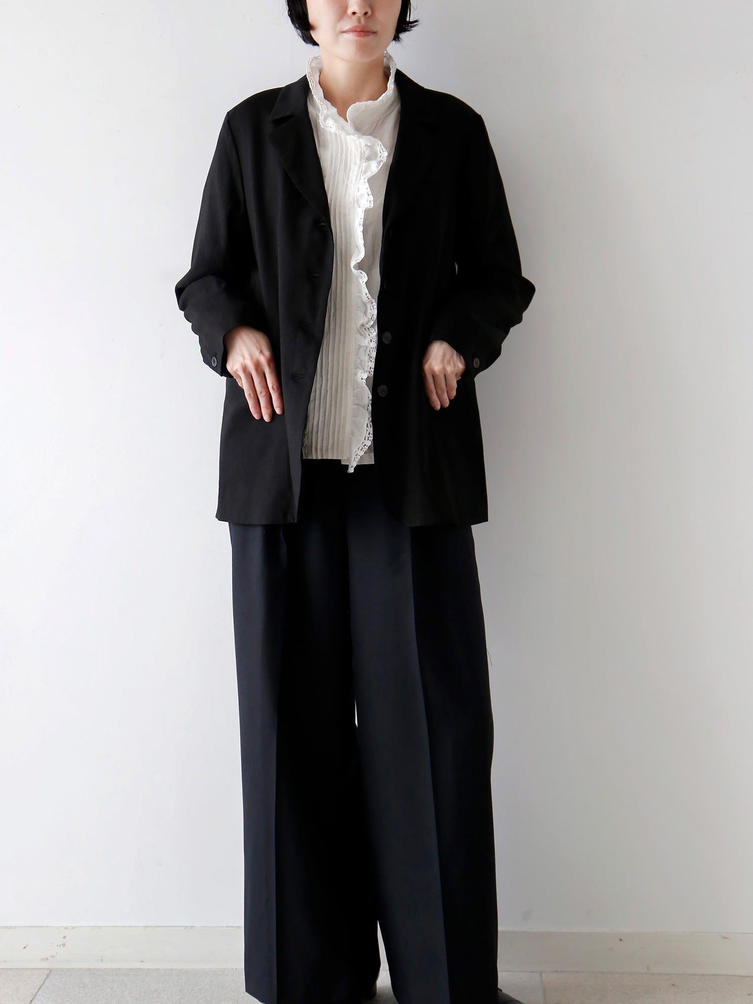 ジャケット：フェデーレ<br>パンツ：ヘンリー
