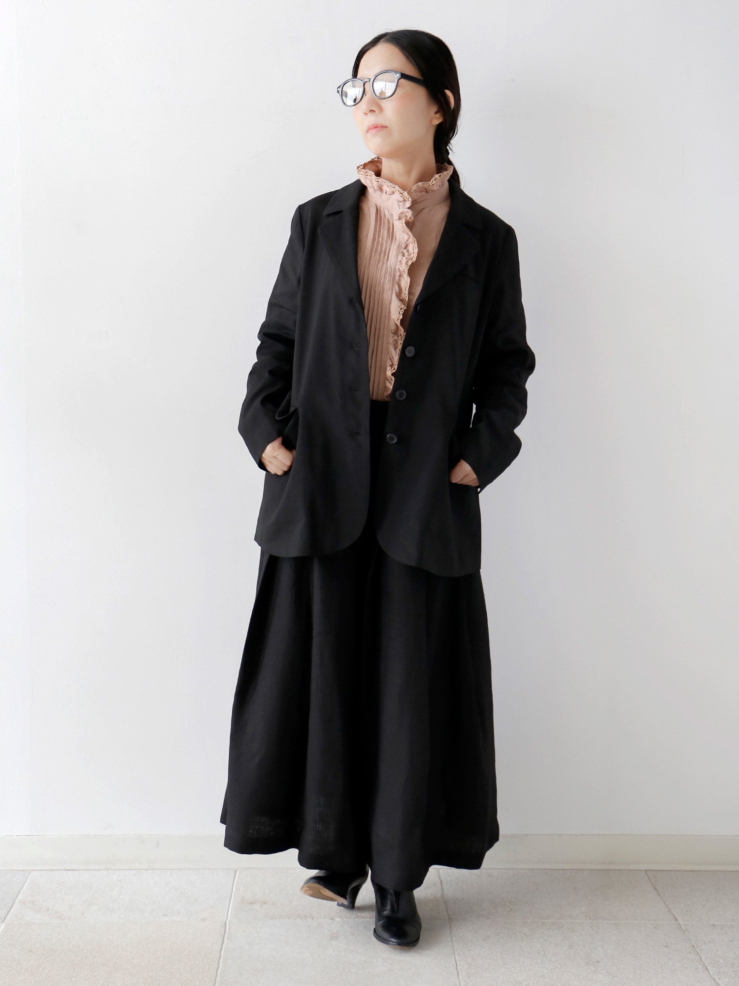 ジャケット：フェデーレ<br>パンツ：シモナ（身長153cm）