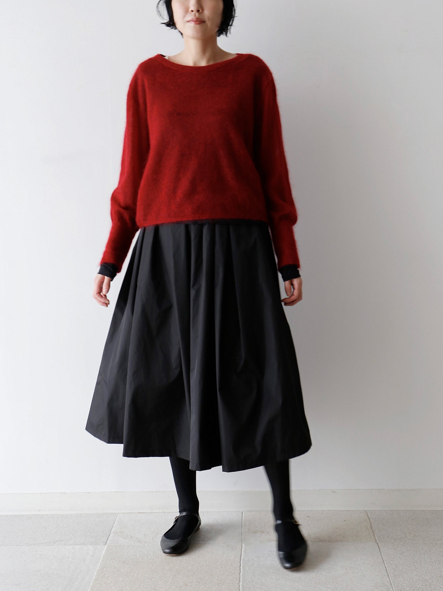 ニット：ダリア<br>カットソー：HÉRNI No.30 ロングスリーブ<br>靴下：ショーセット・ココ（身長166cm）
