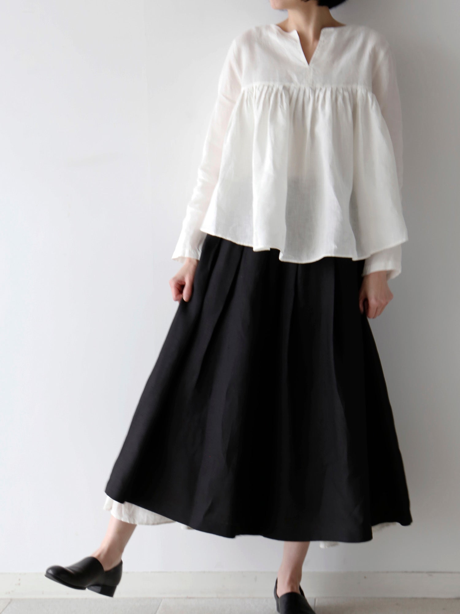 アンティークホワイト（身長166cm）<br>ブラウス：エミリン、パンツ：シモナ