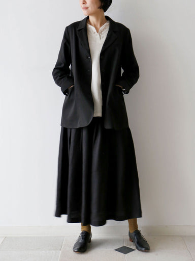 ブラウス：ジル　パンツ：シモナ<br>靴下：ショーセット・ジュジュ