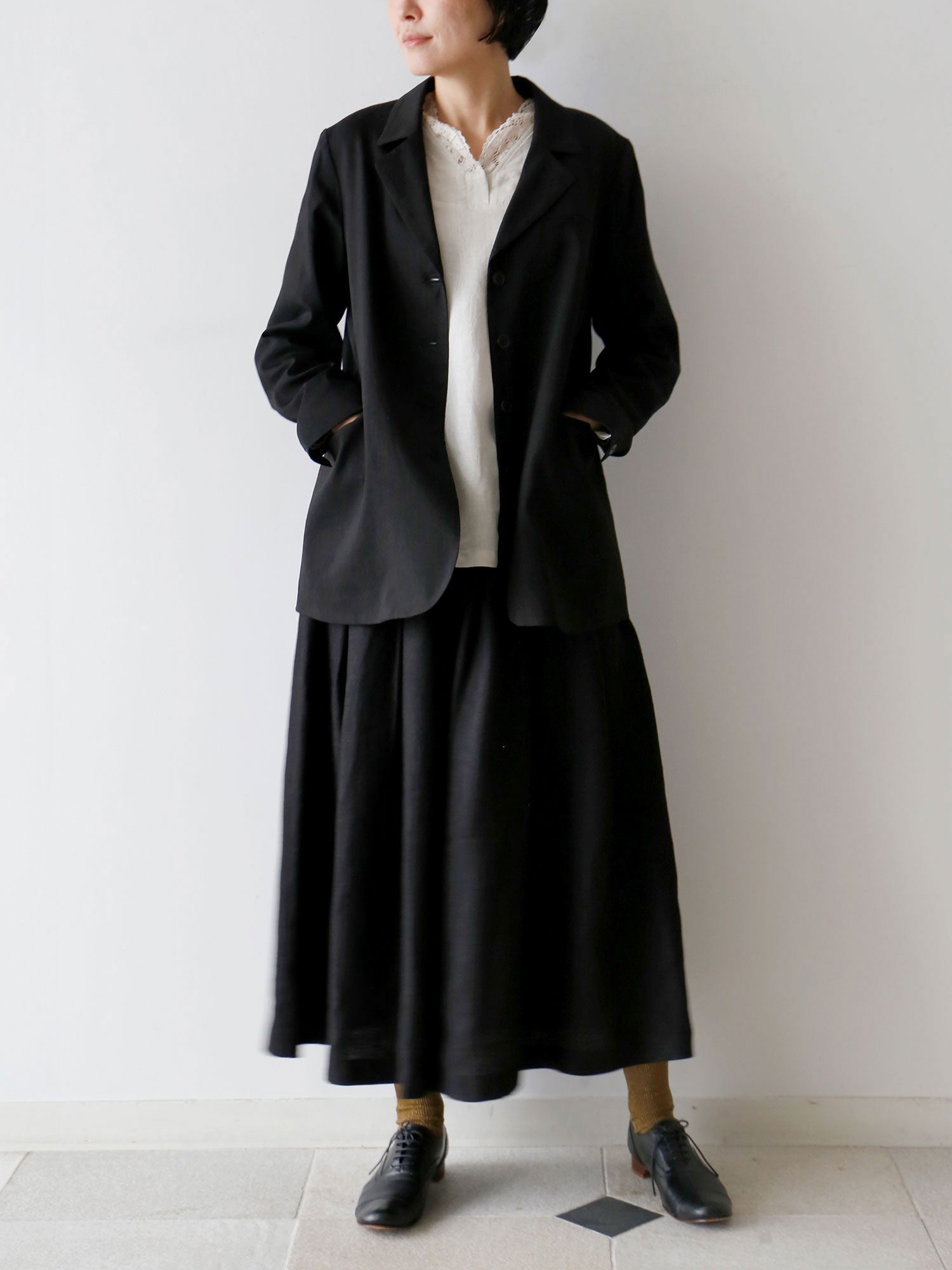 ドール<br>ジャケット：フェデーレ、ブラウス：ジル、パンツ：シモナ
