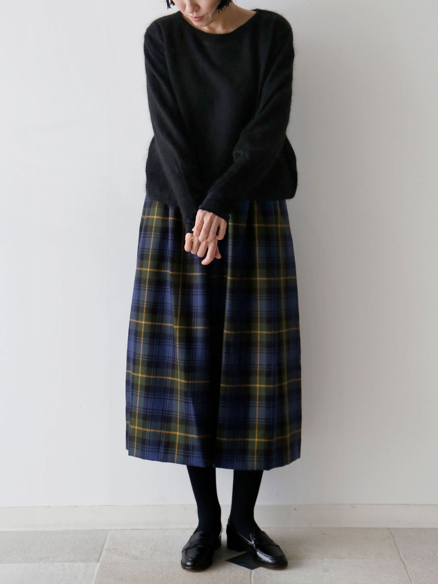 カットソー：HÉRNI No.30 ロングスリーブ<br>ニット：ダリア（身長166cm）
