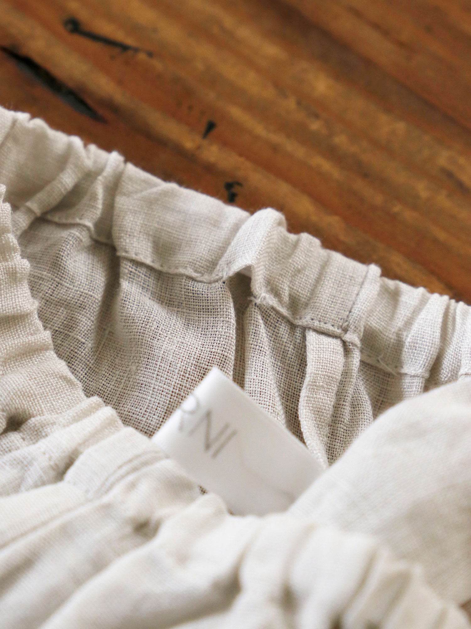 ウエスト左脇<br>ゴム通し用のスリット