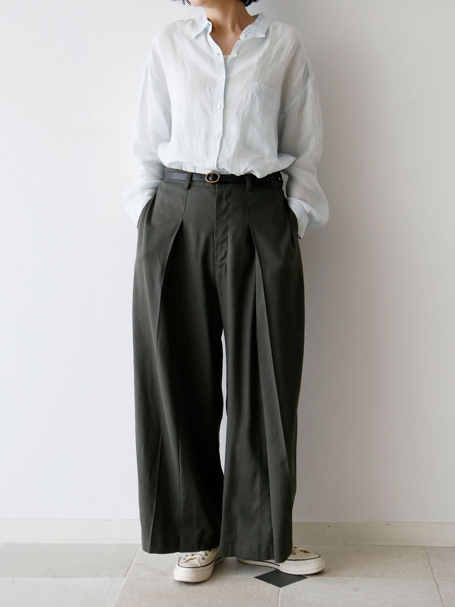 シャツ：HÉRNI No.55 ラウンジシャツ