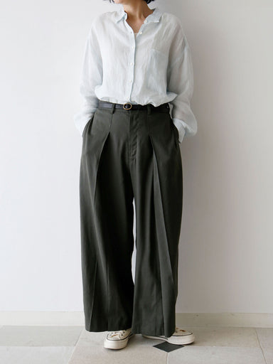 シャツ：HÉRNI No.55 ラウンジシャツ