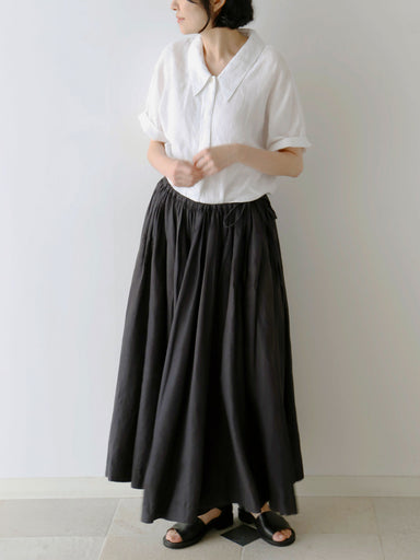 袖をひと折りして