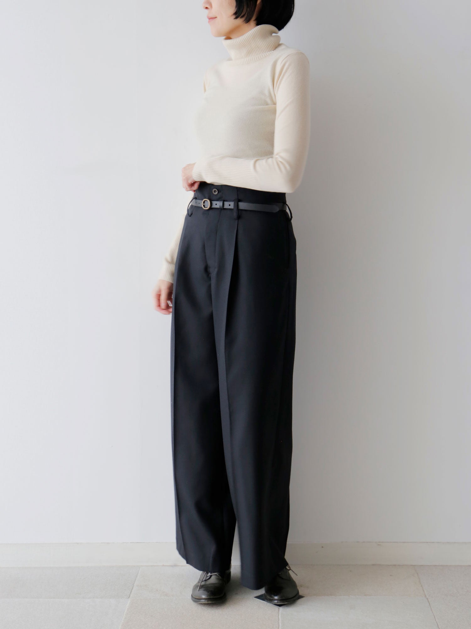 ベルトで<br>ベルト：サンチュール・クイール３、ニット：コルルール・トリコ