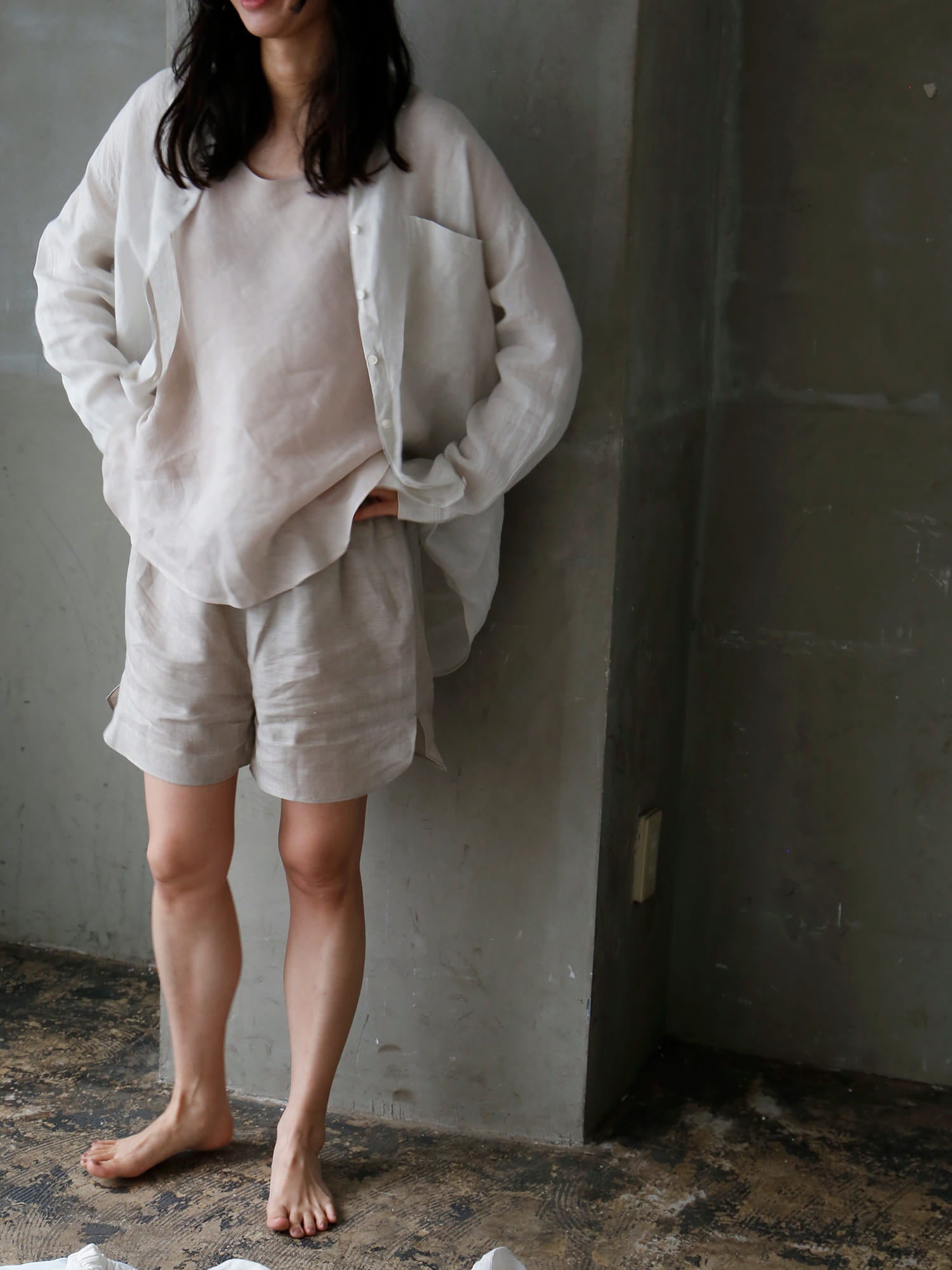 シャツ：HÉRNI No.55 ラウンジシャツ<br>パンツ：HÉRNI No.7 ボクサーパンツ