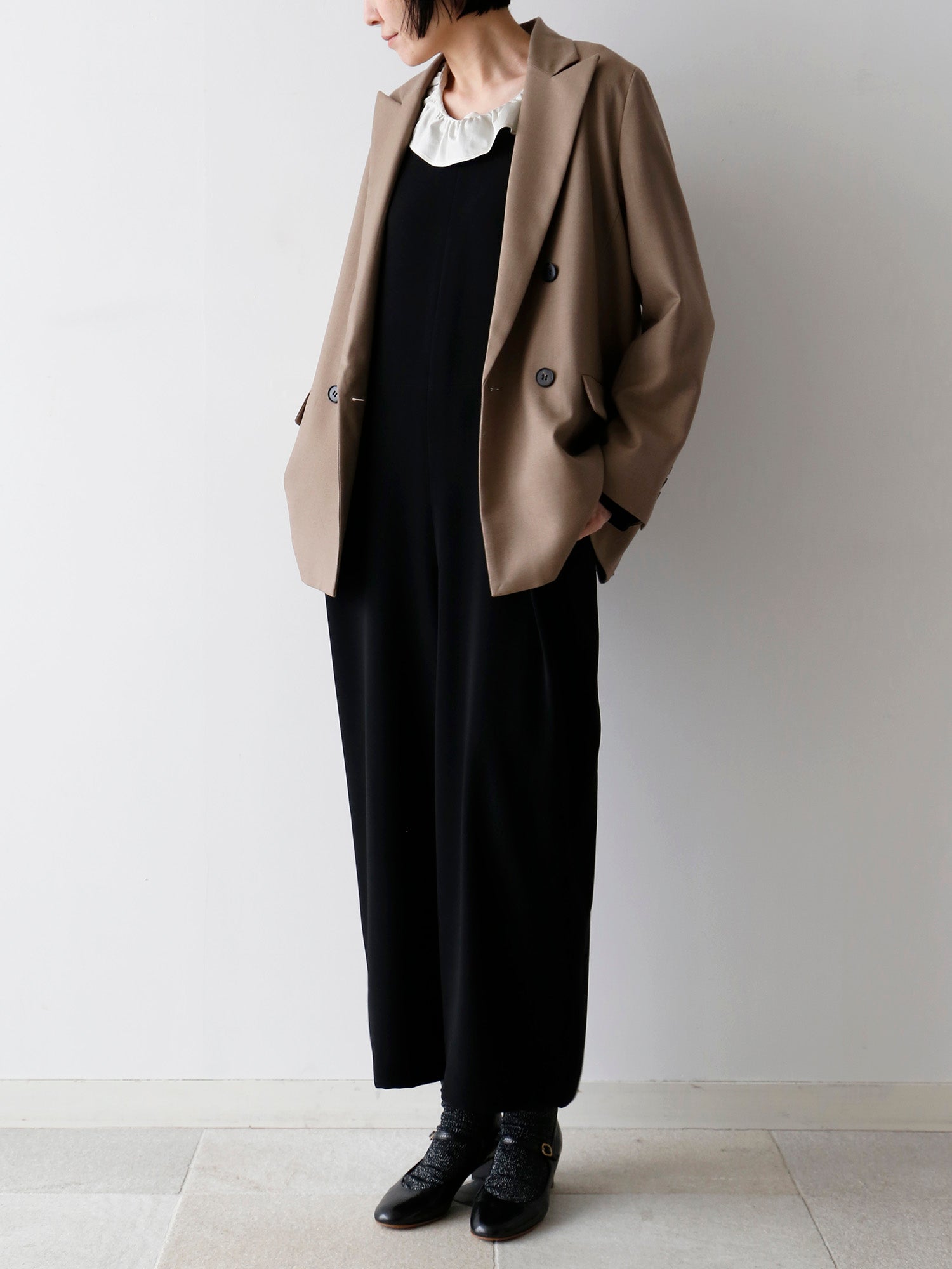 ブラウス：ナタリア、ジャケット：ヴィクトール