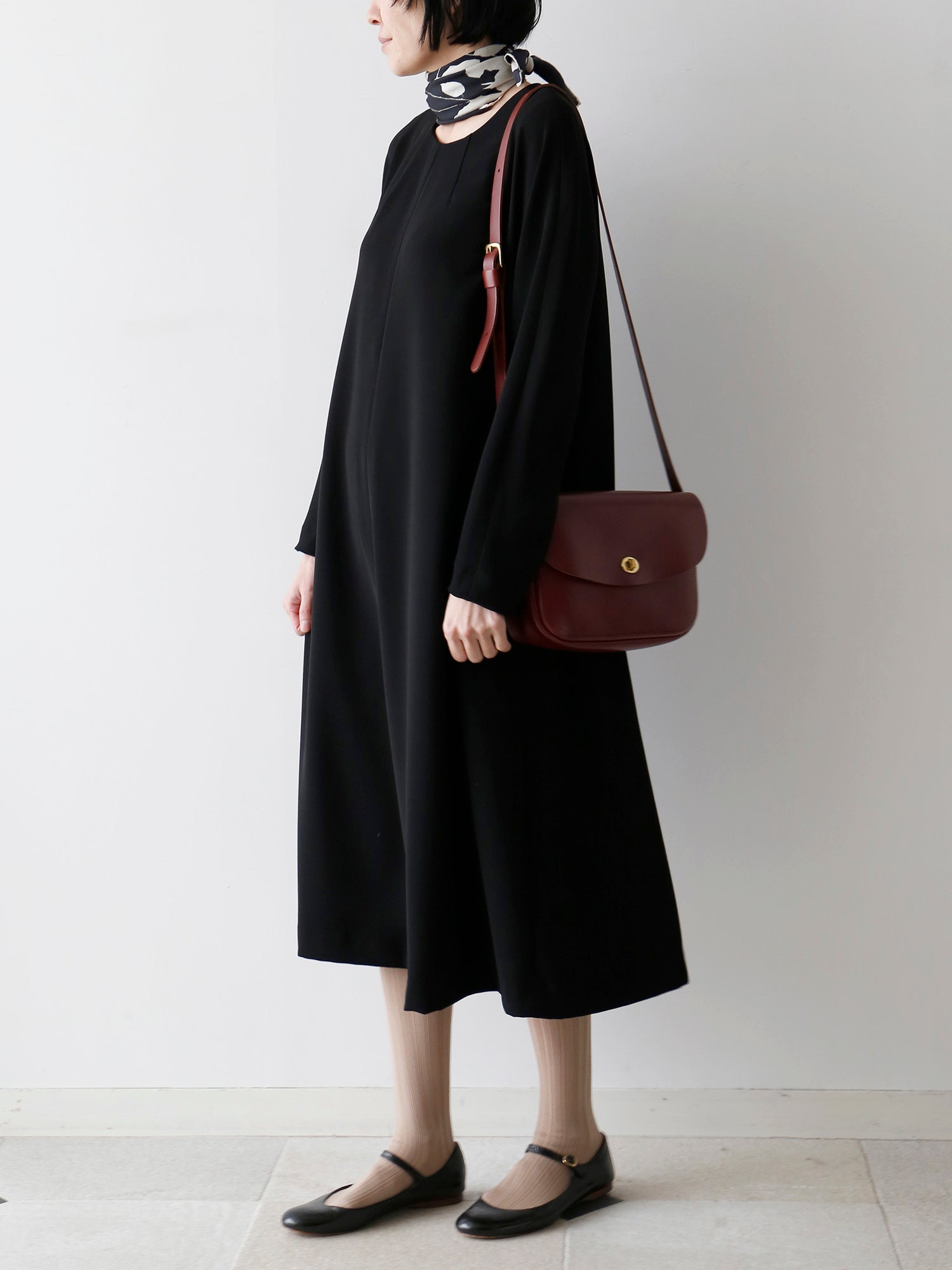 ベージュ<br>ワンピース：リゼロン（身長166cm）