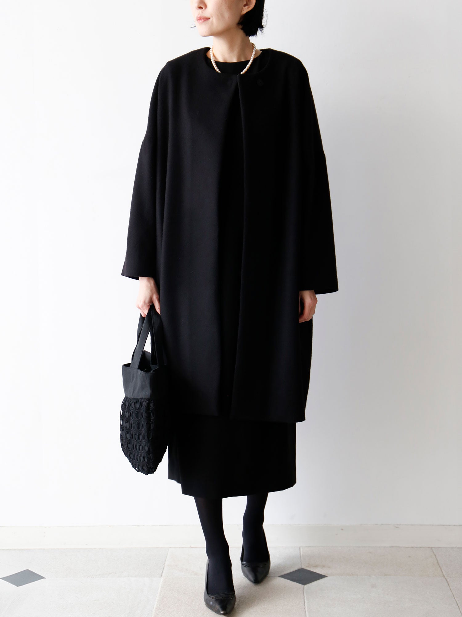 コート：ノヴェッラ、バッグ：サック・ウフ