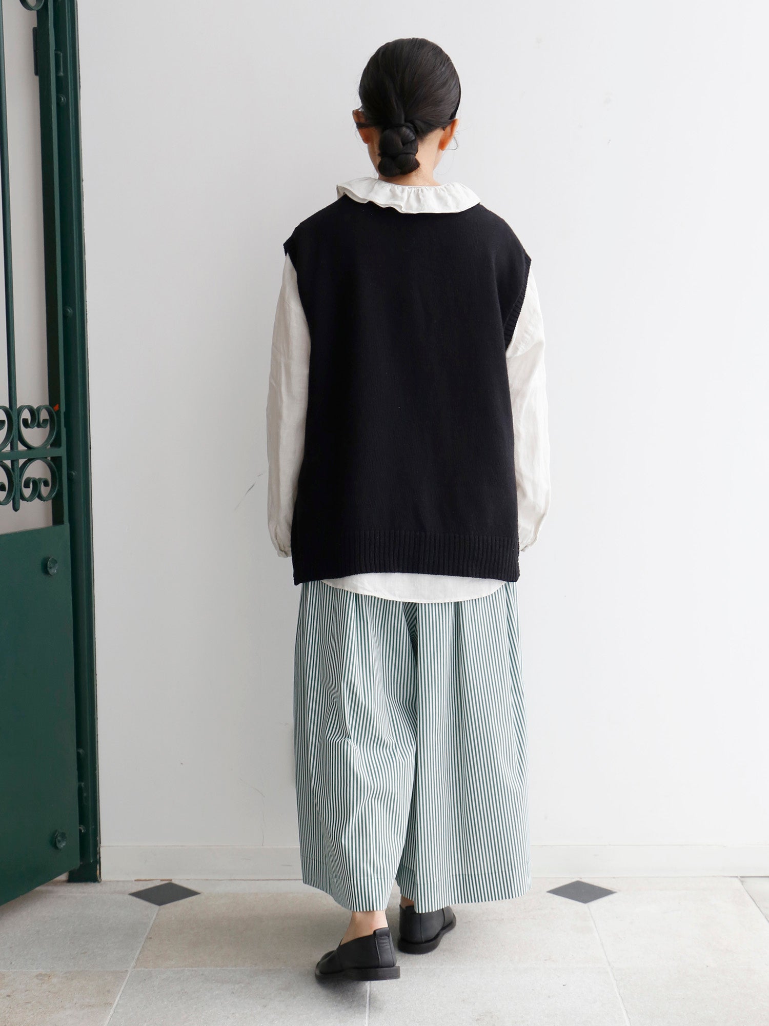 ブラウス：レイチェル、パンツ：フェルナンド