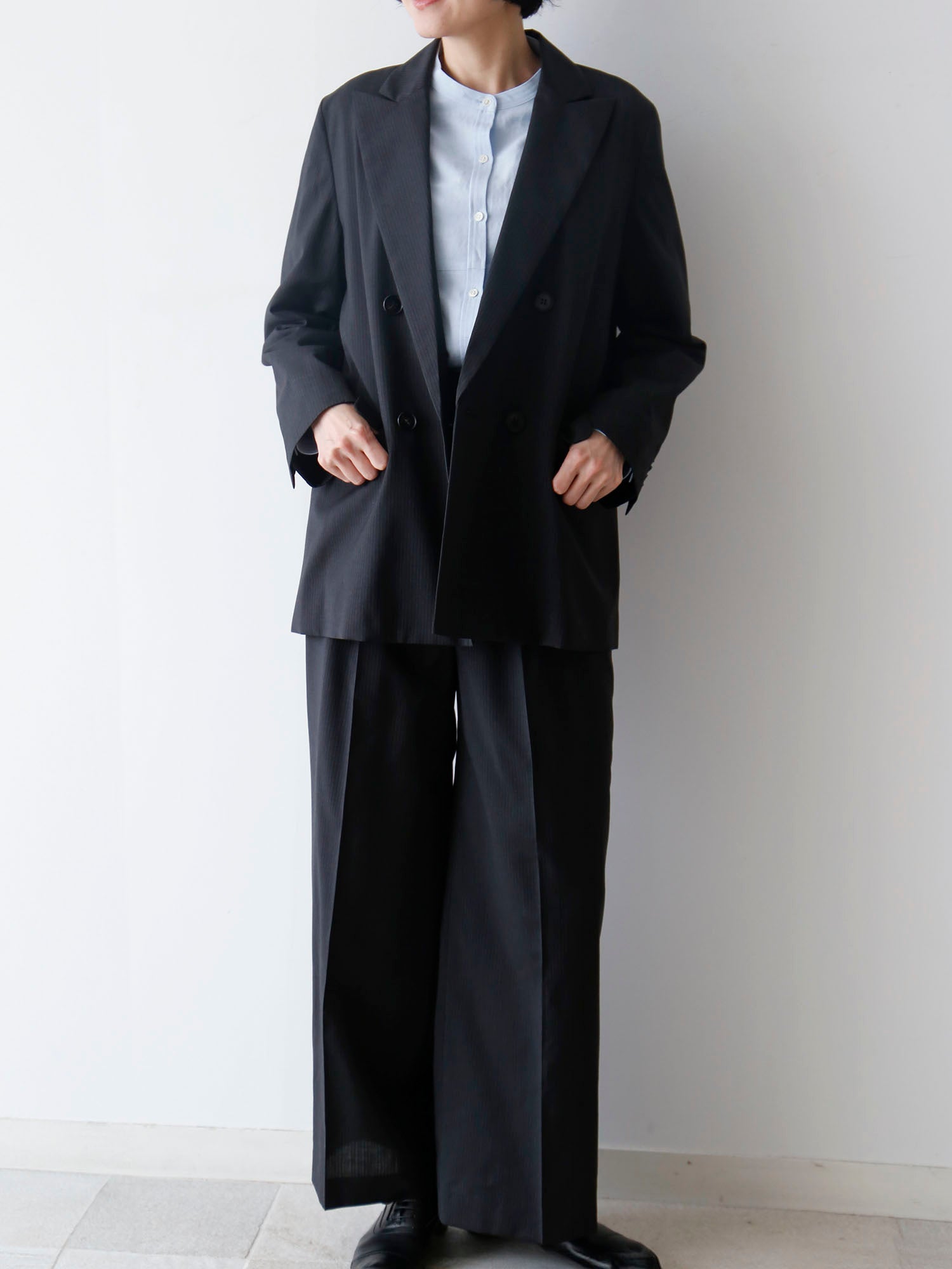 ストライプ36（身長166cm）<br>シャツ：レノー、ジャケット：ヴィクトール/ストライプ